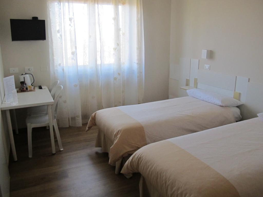 B&B Villa Filotea & Apartment เดเซนซาโนเดลการ์ดา ห้อง รูปภาพ