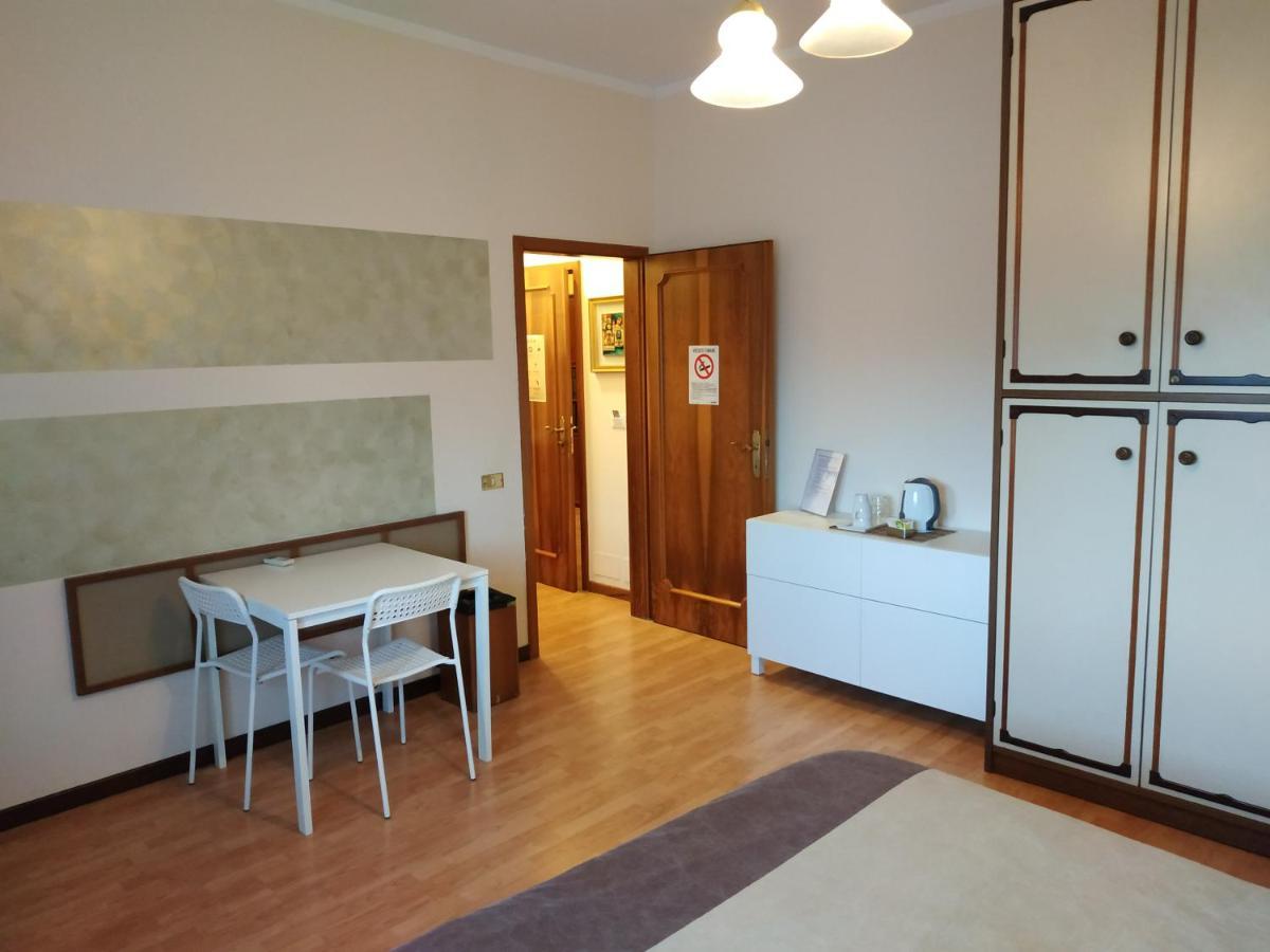 B&B Villa Filotea & Apartment เดเซนซาโนเดลการ์ดา ภายนอก รูปภาพ