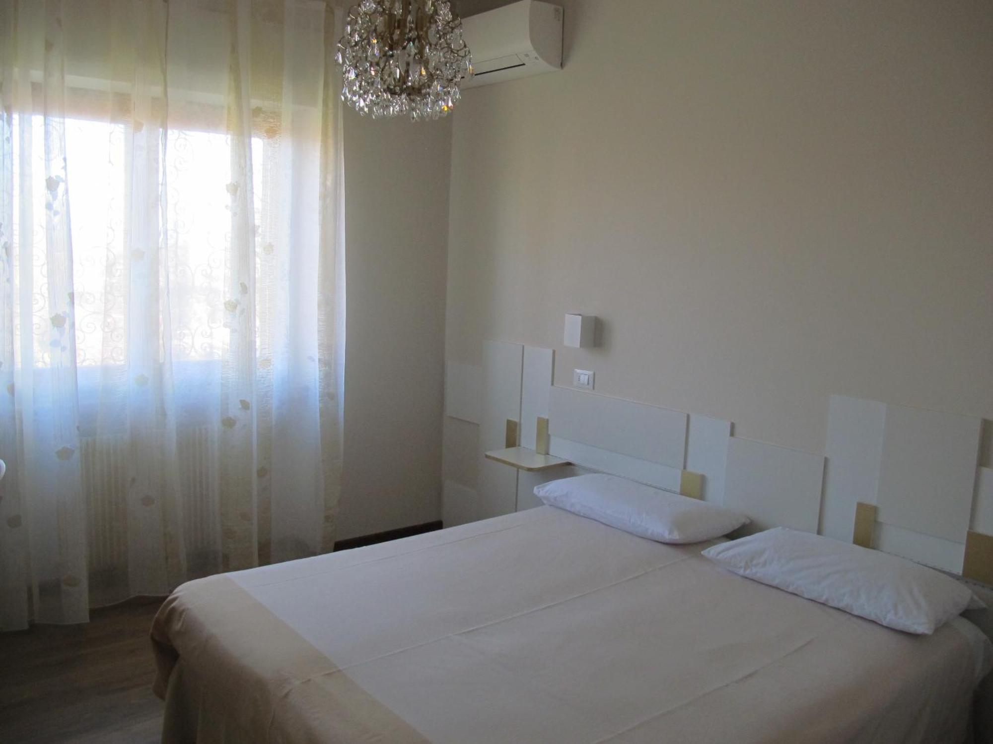 B&B Villa Filotea & Apartment เดเซนซาโนเดลการ์ดา ภายนอก รูปภาพ
